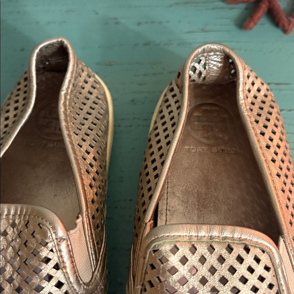 Tory Burch Stylish Gold Slip-On Shoes SZ 8.5 box 134 - Picture 2 of 6